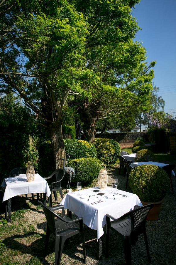 Logis Auberge De L'Ombree Combree Exterior photo