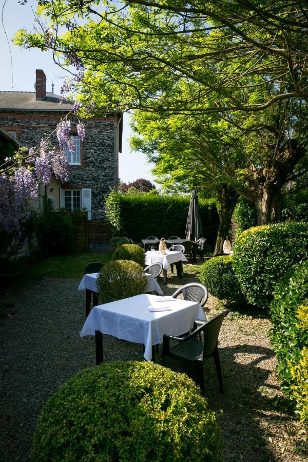 Logis Auberge De L'Ombree Combree Exterior photo