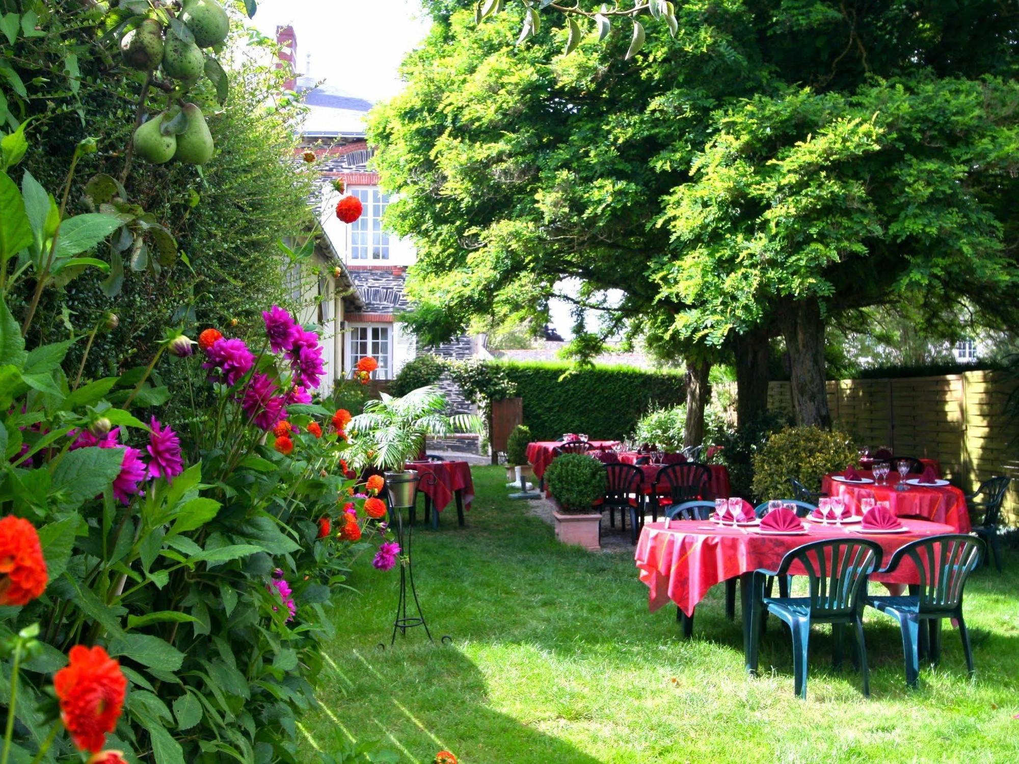 Logis Auberge De L'Ombree Combree Exterior photo